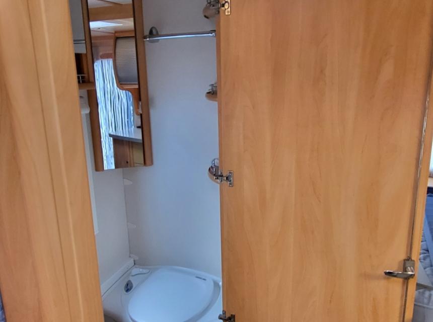 toilet deel midden caravan (binnen deel vervangen in 2021)